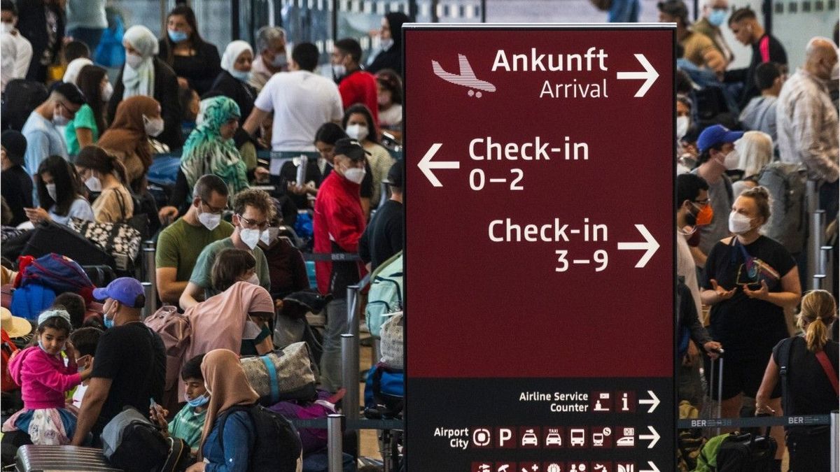 Flughafen BER ist ein einziges Desaster: Fluggäste bangen um Flüge