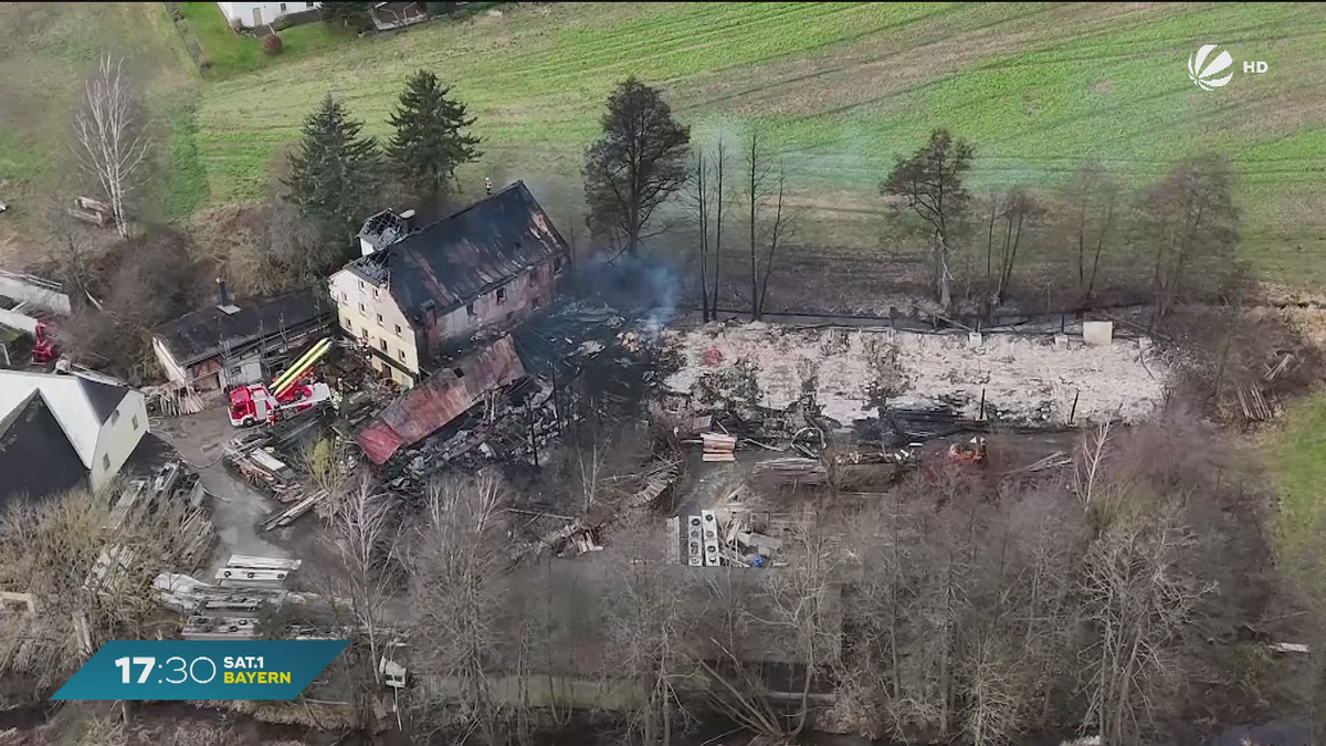 Feuerwehr hat keine Chance mehr: Sägewerk in Wunsiedel abgebrannt