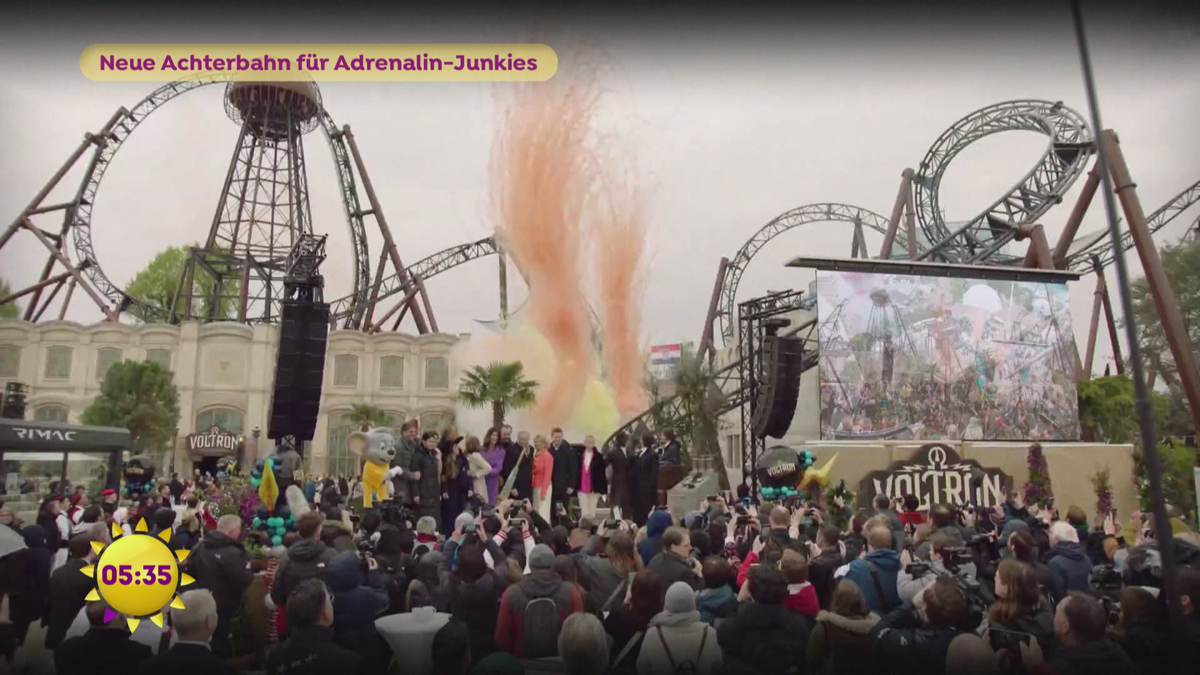 Adrenalin-Junkies beim Achterbahn-Opening