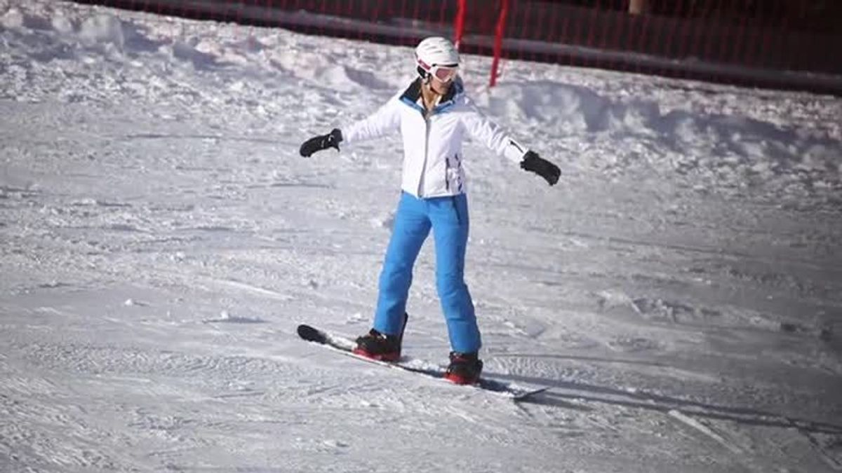 Model Bar Refaeli als Schneeengel