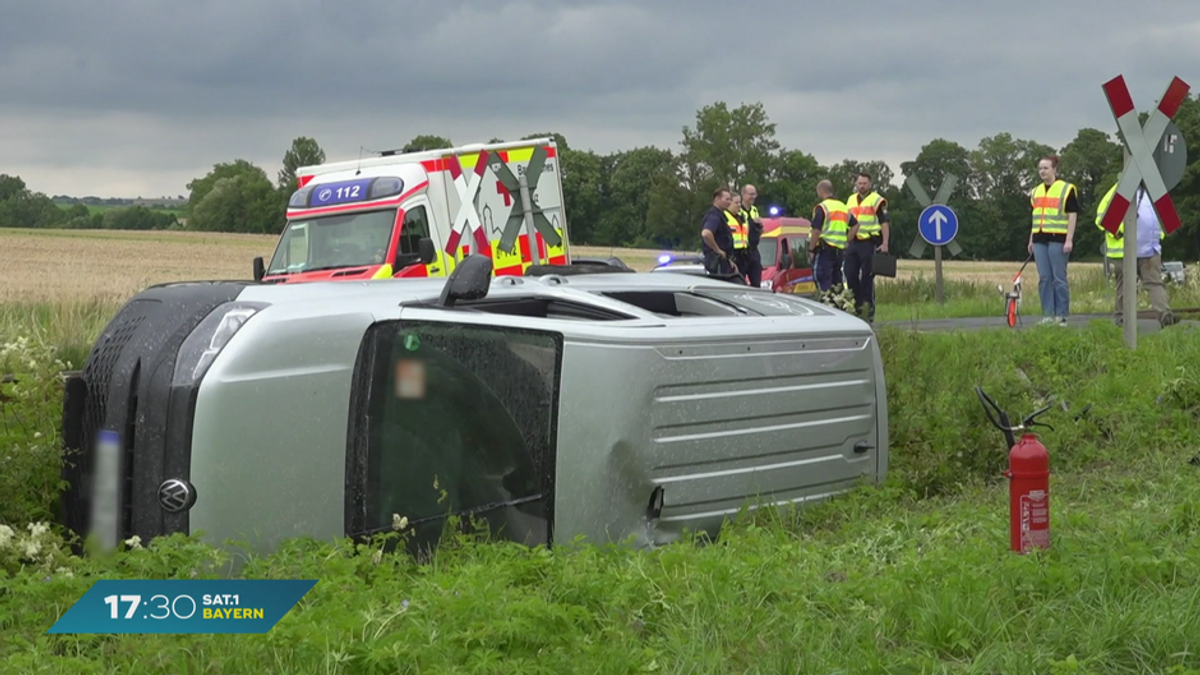 Lok kracht in PKW bei Bahnübergang: Tödlicher Unfall in Oberfranken