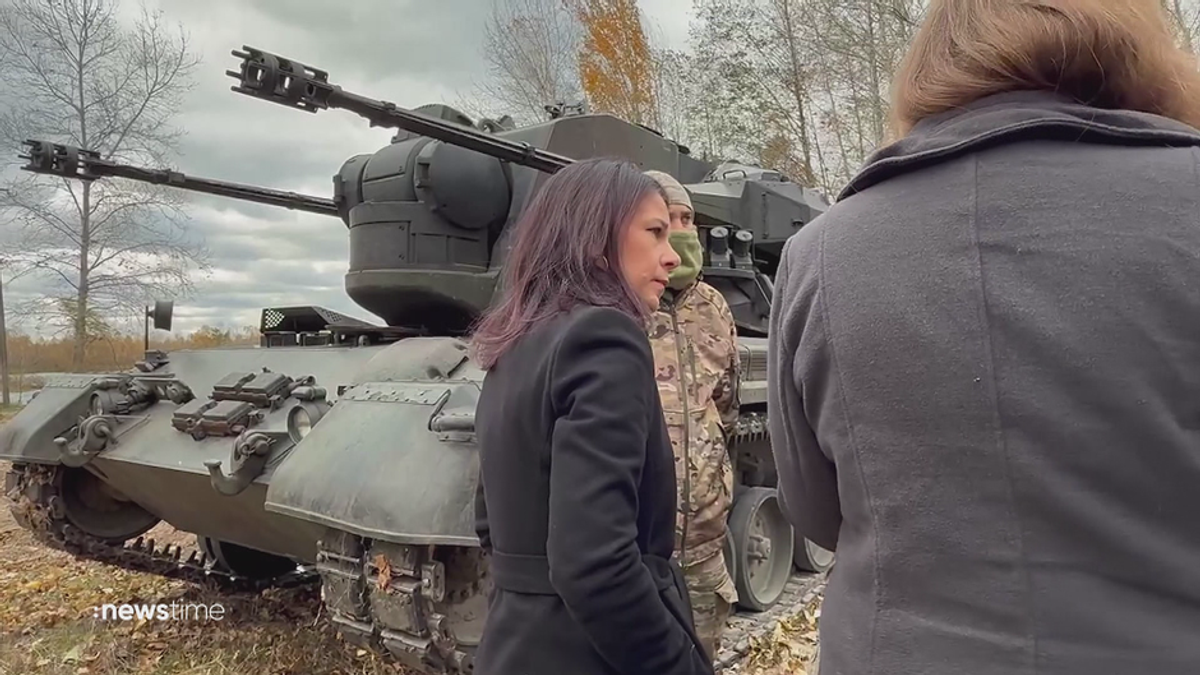 Baerbock besucht überraschend Panzer-Stellung in Kiew