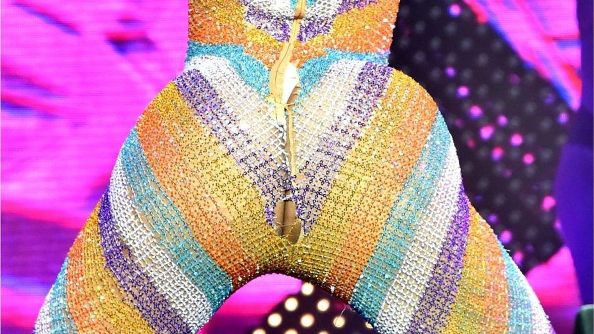 Hintern frei: Rapperin Cardi B. platzt beim Auftritt der Catsuit