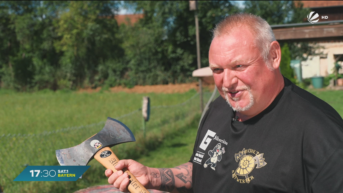 Axtwerfer aus Bayern: Oberbayer Harald wirft Äxte durch seinen Garten