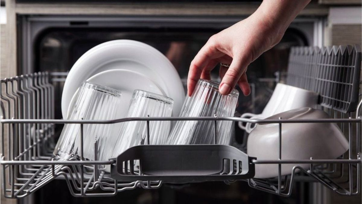 Studie alarmiert: Darum sollte man auf Klarspüler in Geschirrspülmaschine verzichten