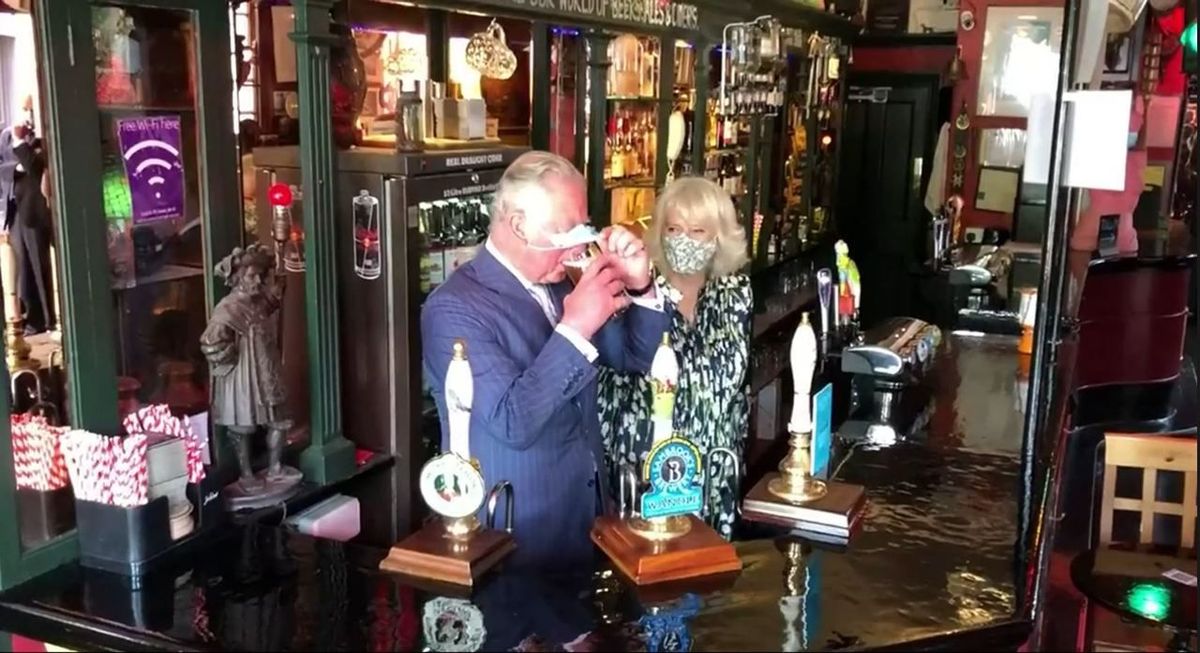 Endlich wieder Bier im Pub: Prinz Charles steht selbst am Zapfhahn