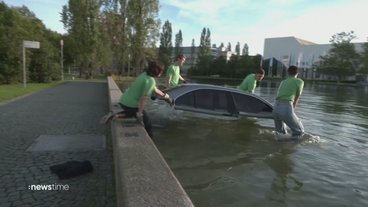 Drastische Symbolaktion von Greenpeace in München: Autoindustrie geht baden