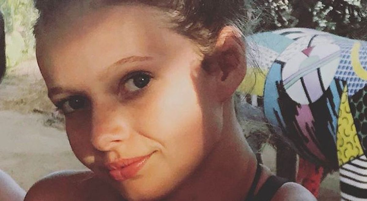 Ihrer Mama wie aus dem Gesicht geschnitten: Erkennt ihr diese Promi-Tochter?