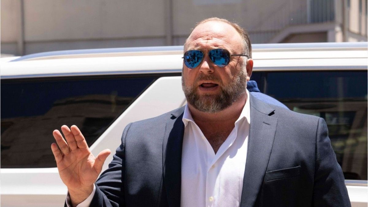 Verschwörungstheoretiker Alex Jones rudert vor Gericht zurück