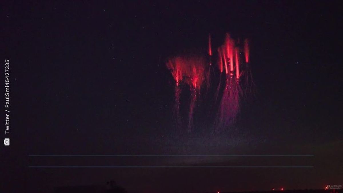 Unheimliches Wetter-Phänomen: Fotograf hält "roten Kobold" im Himmel fest