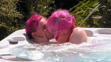 Anime-Nerd Mike und Pink-Nerdin Alex kommen sich im Whirlpool näher