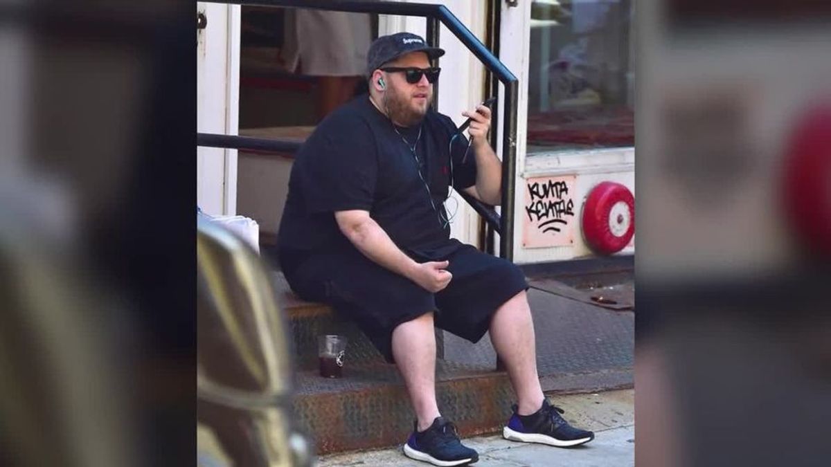 Jonah Hill ist für sein Gewichts-Jojo bekannt. Nun überraschte der Schauspieler wieder mal mit mega Kilo-Verlust - und das, nachdem er 2015 für eine Rolle ziemlich zulegen musste und fast 150 Kilo wog. Die neuen schlanken Bilder seht ihr im Video!