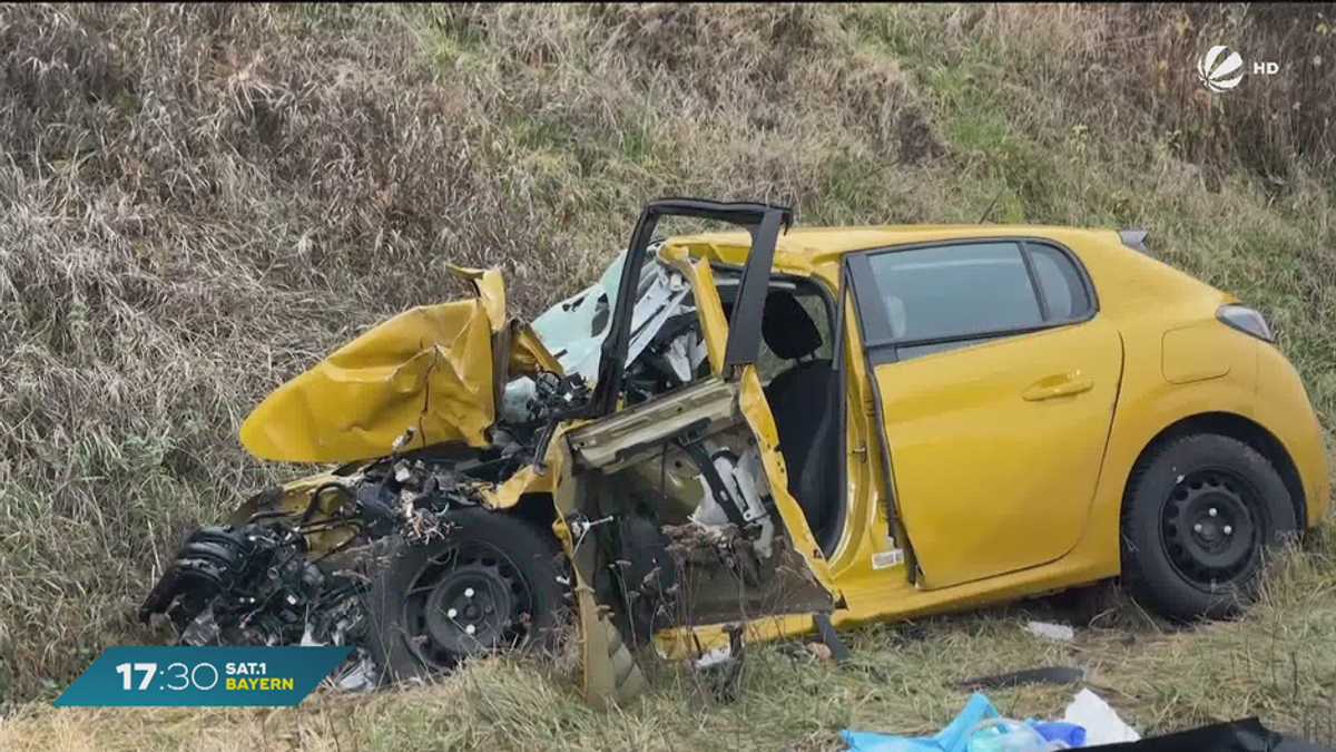 Schwerer Unfall in Unterfranken: Schulbus kollidiert mit Auto