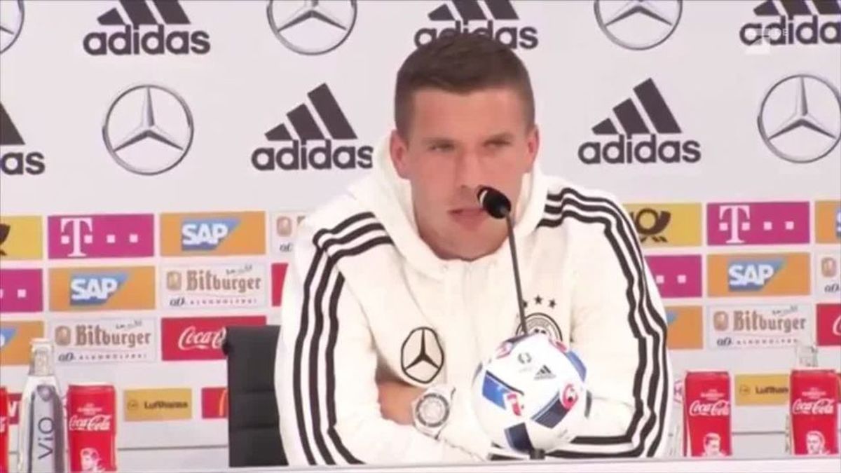 EM 2016: Das ist Podolskis großartige Reaktion auf das Hosen-Gate von Jogi Löw