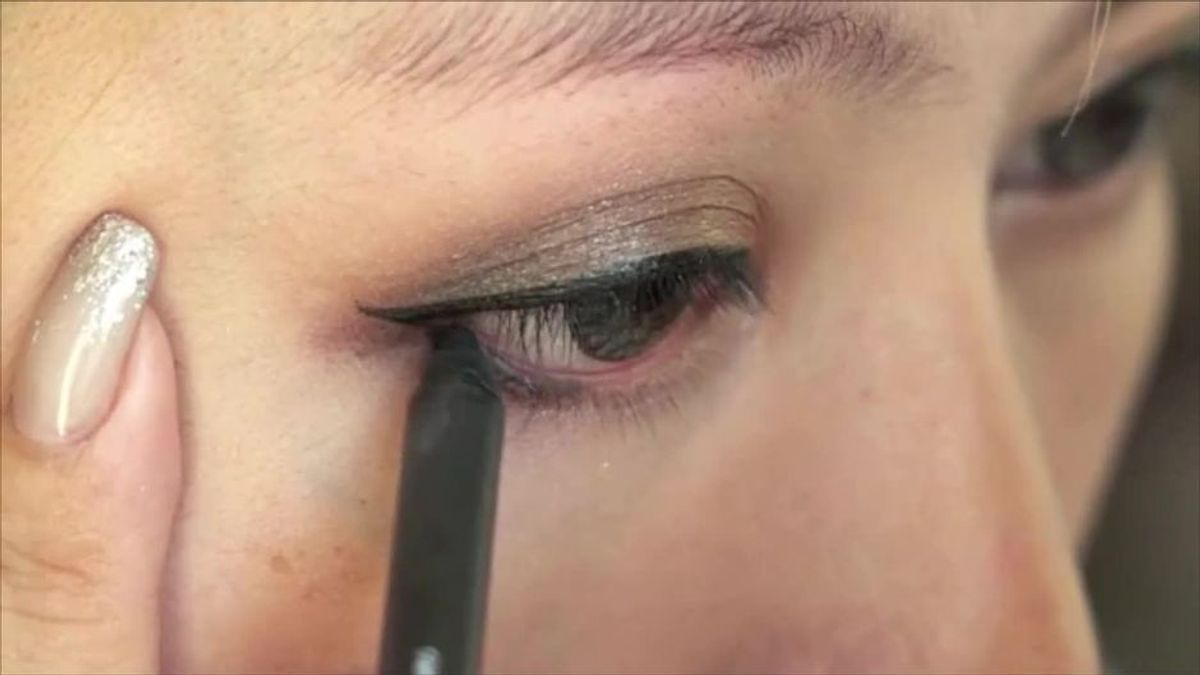 Vergesst den Lidstrich über dem Auge - dieses Augen-Make Up ist jetzt voll im Trend