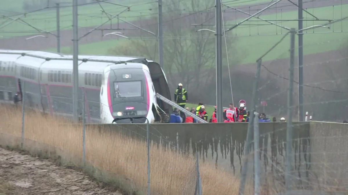 Hochgeschwindigkeitszug entgleist - mehrere Verletzte