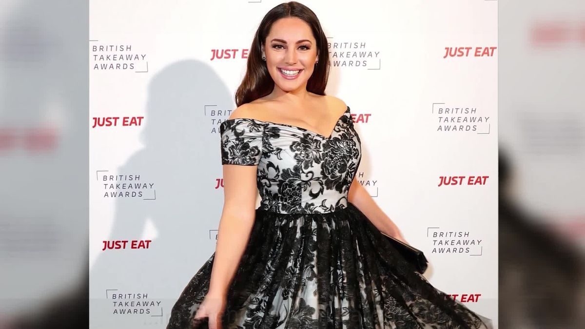 Da hilft auch das XXL-Dekolleté nichts mehr: Kurvenwunder Kelly Brook im unvorteilhaften Abendkleid