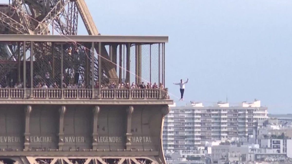 Spektakulärer Hochseilakt: Akrobat balanciert vom Eiffelturm über die Seine