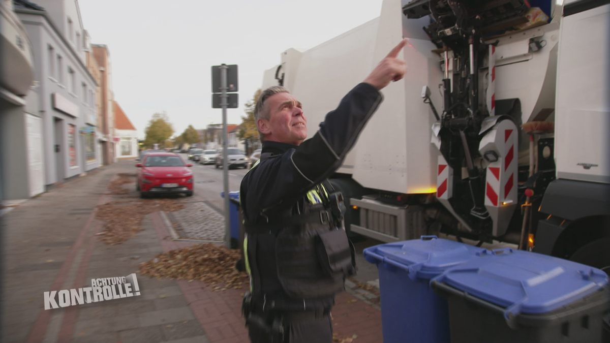 Müllauto demoliert Ampel