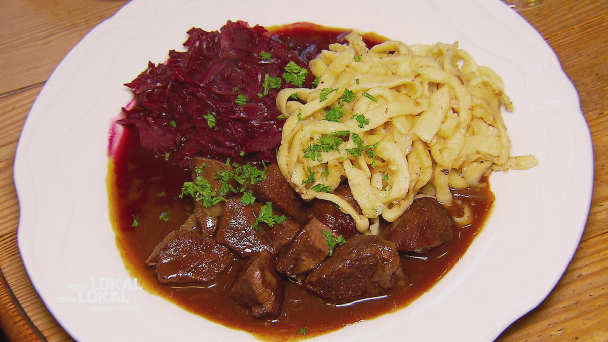 Rehragout mit Cassis-Kraut, Preiselbeeren und Nuss-Spätzle