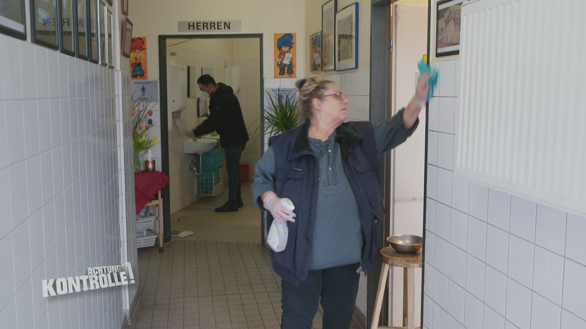 Toilettenreinigung auf dem Hamburger Fischmarkt 