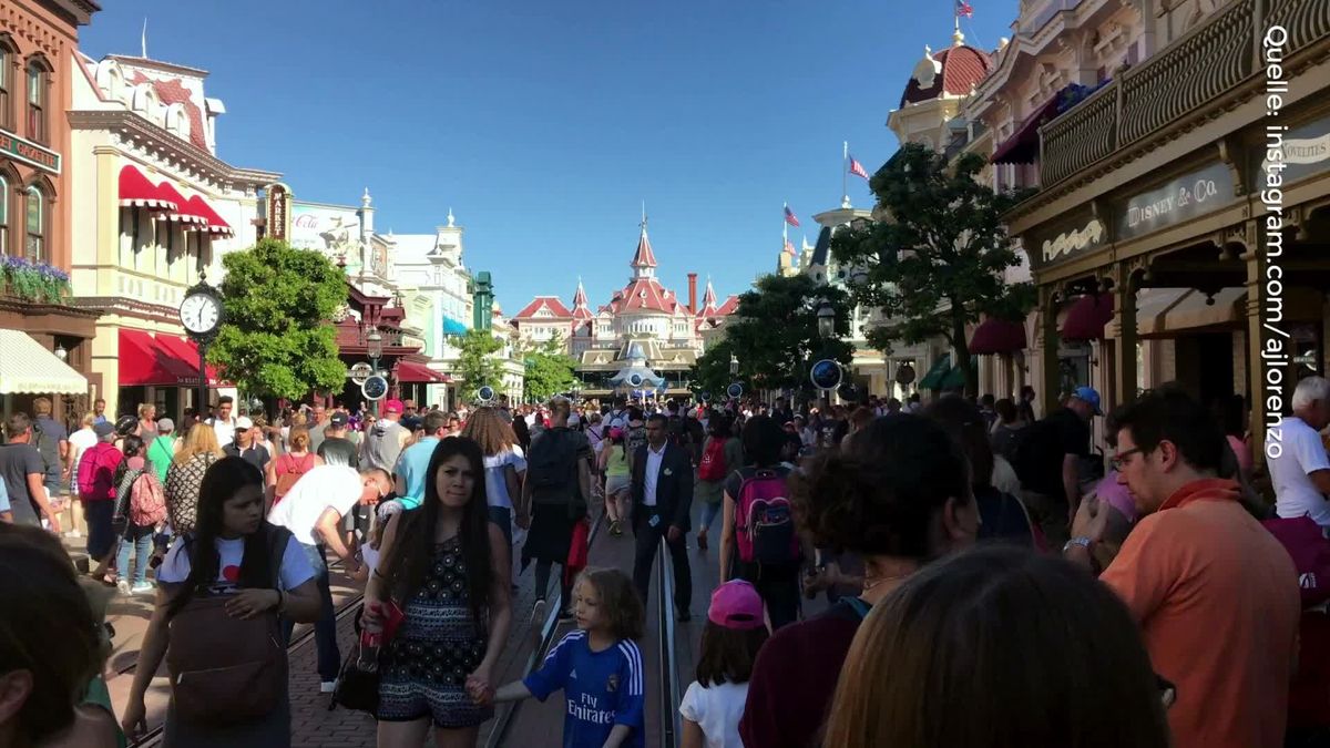 Darum zeigen Disneyland-Mitarbeiter immer mit zwei Fingern