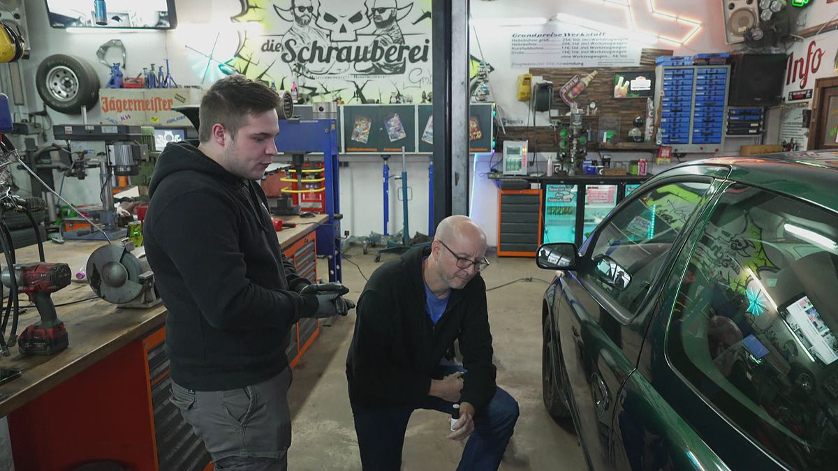 Profi-Werkzeug vs. Hacks und Gadgets: Auto-Reparatur mit Saugnapf und Zahnpasta