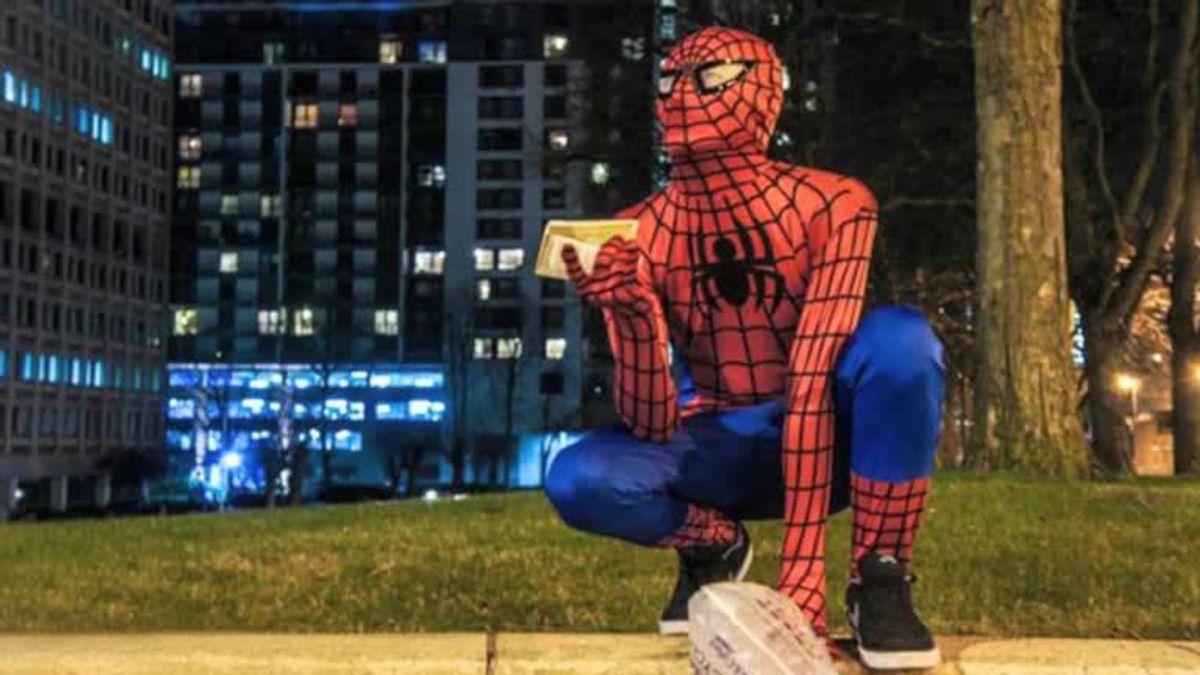 Spider-Man verteilt Essen an die Obdachlosen