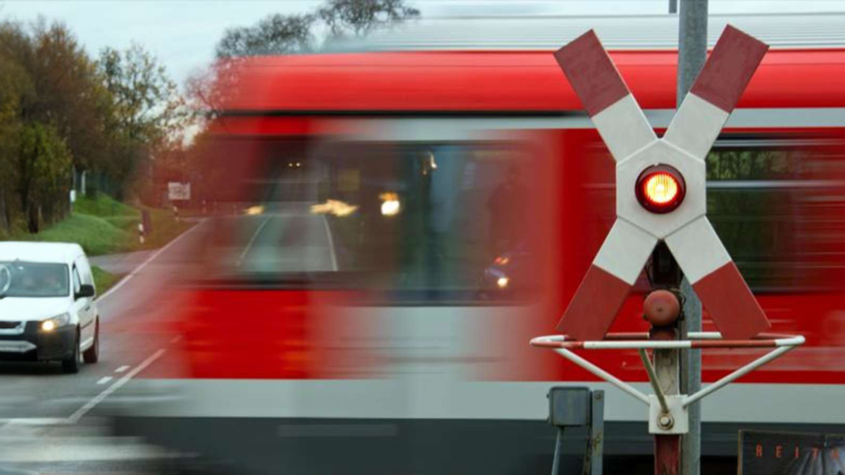 "Zug hat Vorfahrt": Aktionstag warnt vor Gefahren an Bahnübergängen