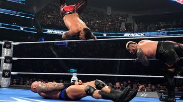 LA Knight unterstützt Randy Orton gegen Solo Sikoa & Tama Tonga