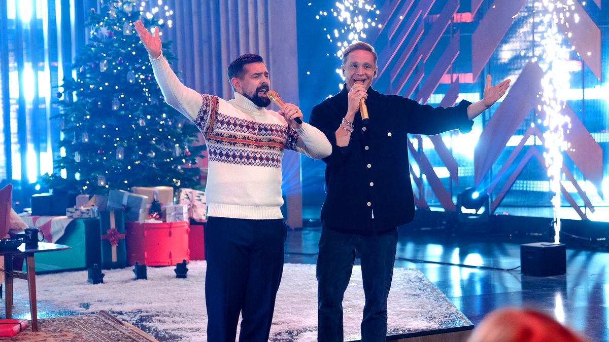 Matthias Schweighöfer & Klaas eröffnen die Show mit einem Weihnachts-Duett