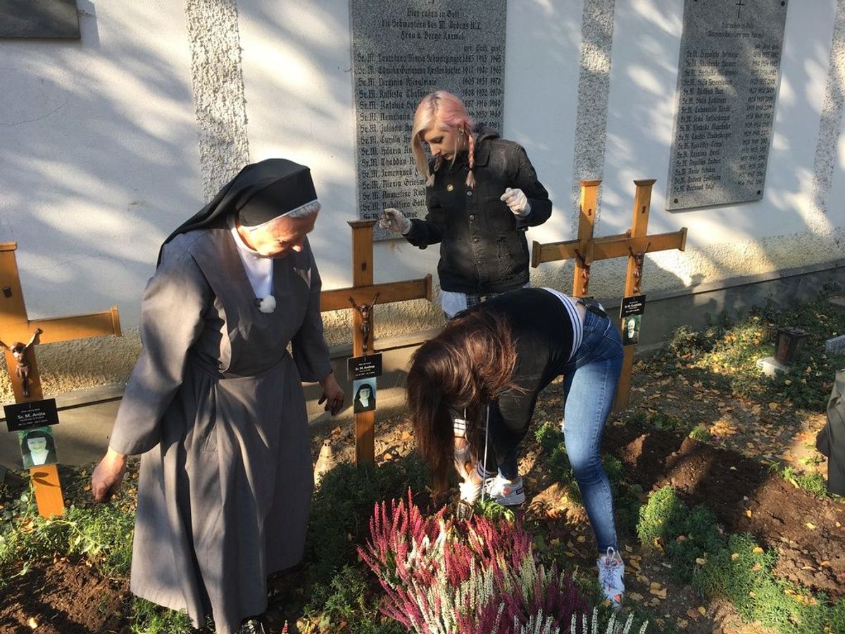 Ab ins Kloster! - Rosenkranz statt Randale