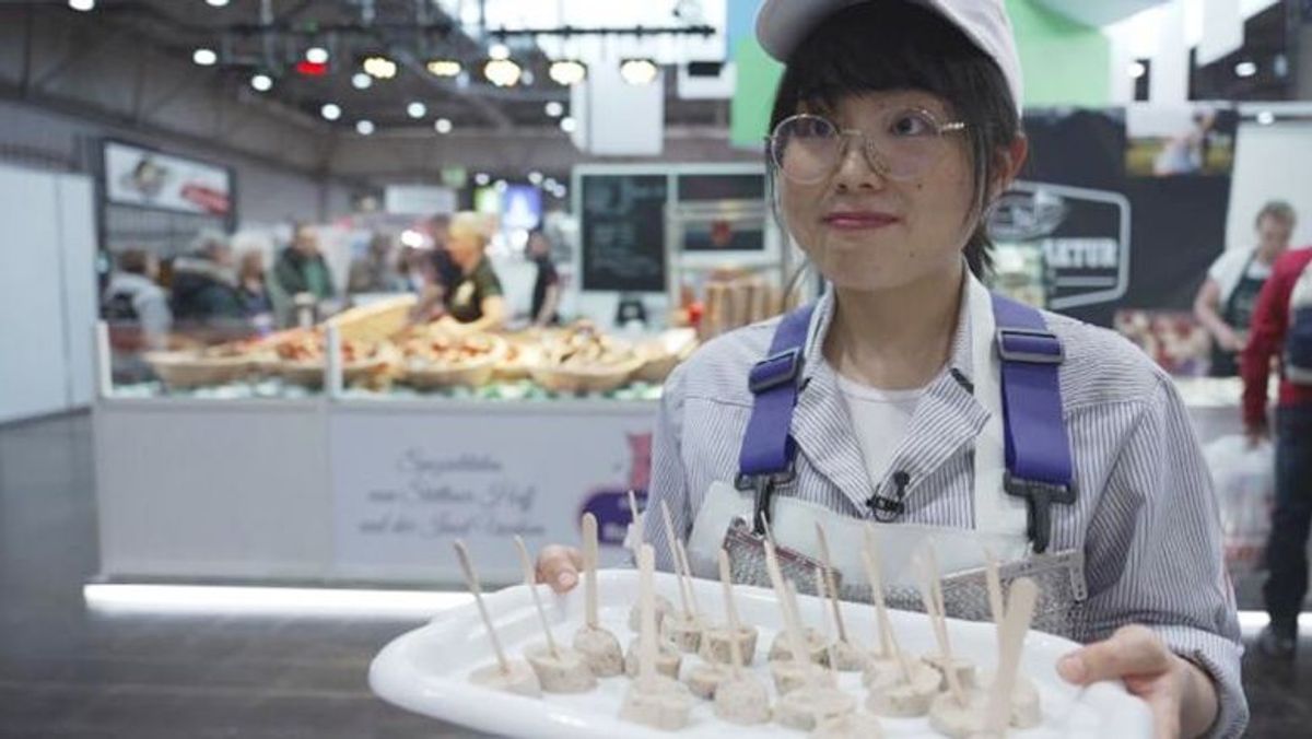 Diese Japanerin lebt den deutschen Wurst-Traum!