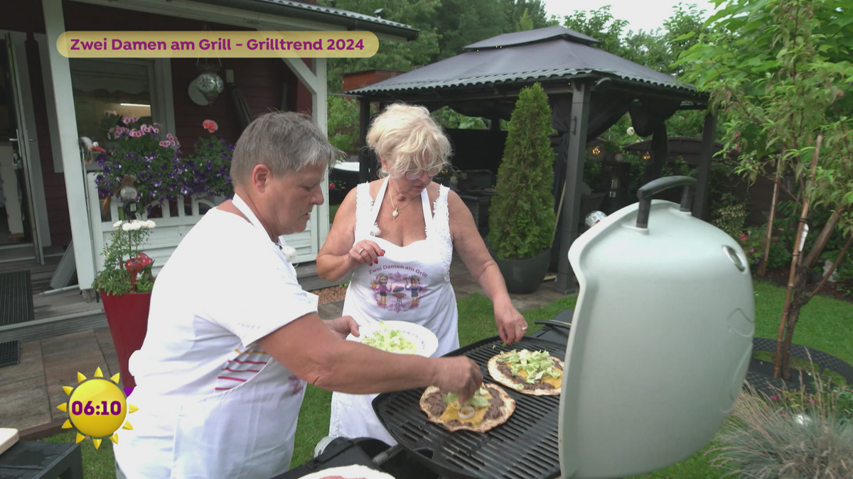 Zwei Damen am Grill - Grilltrends 2024: Tortilla-Burger