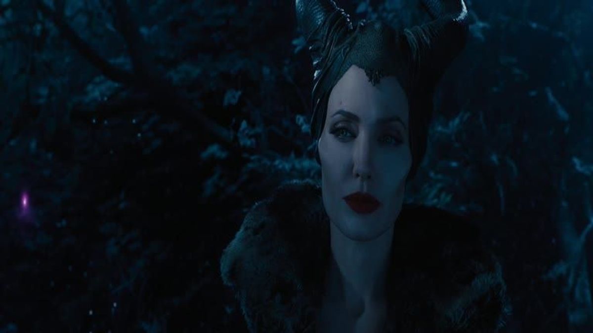 Filmszene aus Maleficent mit Angelina Jolie: Hübscher Vogel