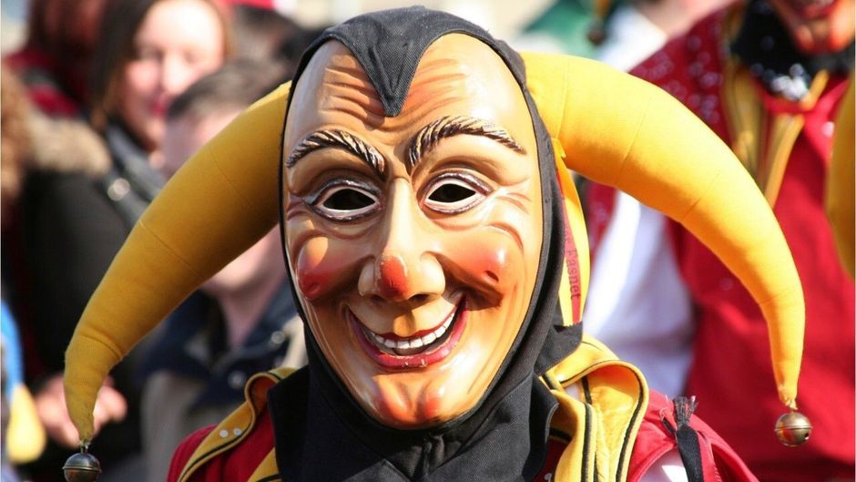 Strafe von bis zu 10.000 Euro: Diese Karnevalskostüme sollte man nicht tragen