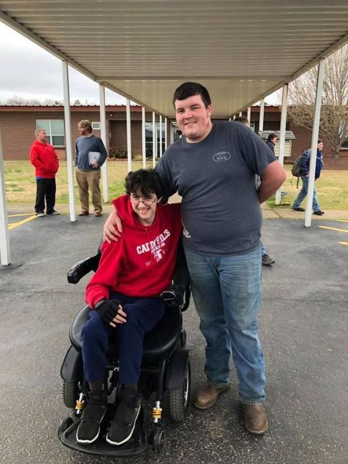 Rührend: Schüler kauft Klassenkamerad elektrischen Rollstuhl