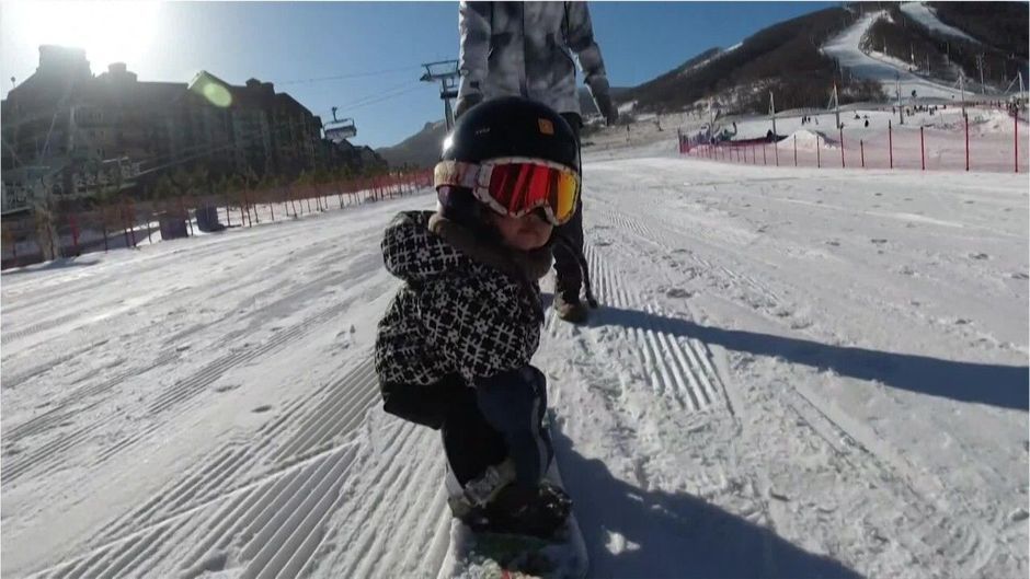 Pisten-Profi mit elf Monaten: Chinesisches Baby erobert Snowboard