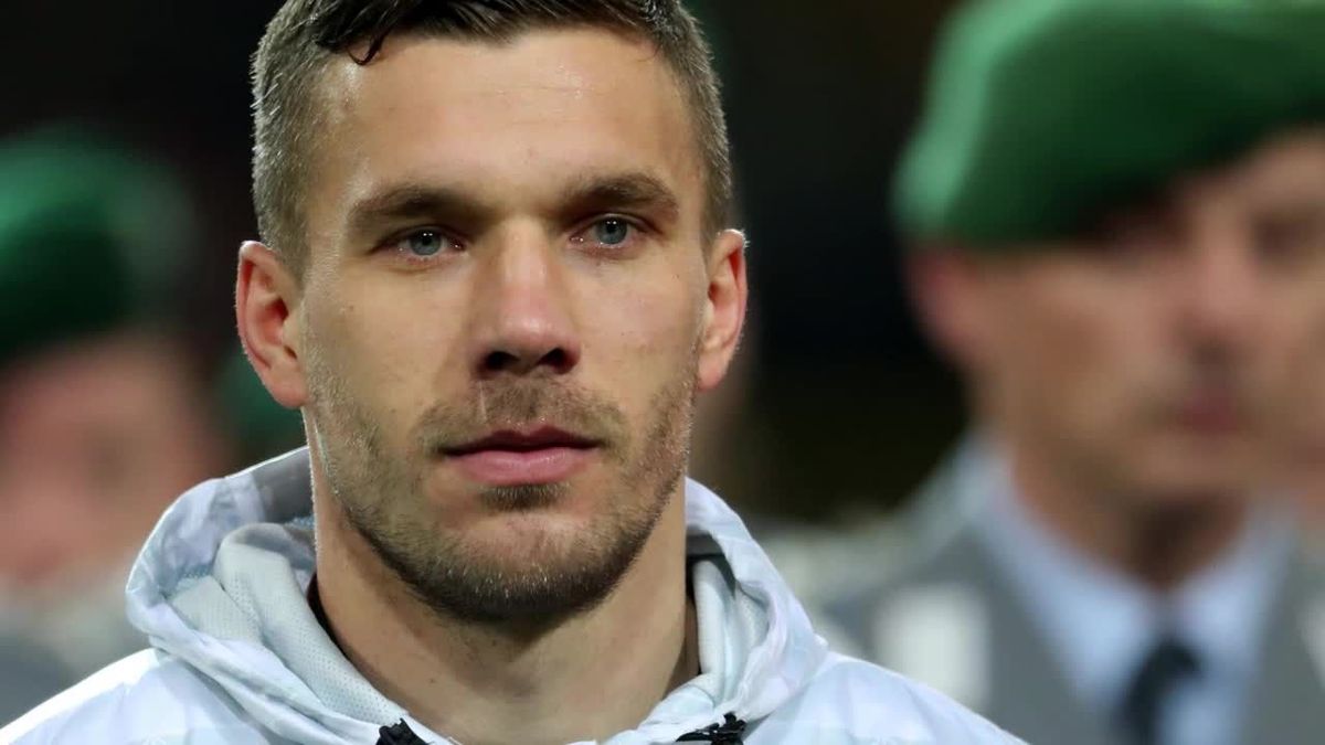 Was ist das in seiner Badehose? Dieses Bild von Lukas Podolski sorgt für lustige Diskussionen