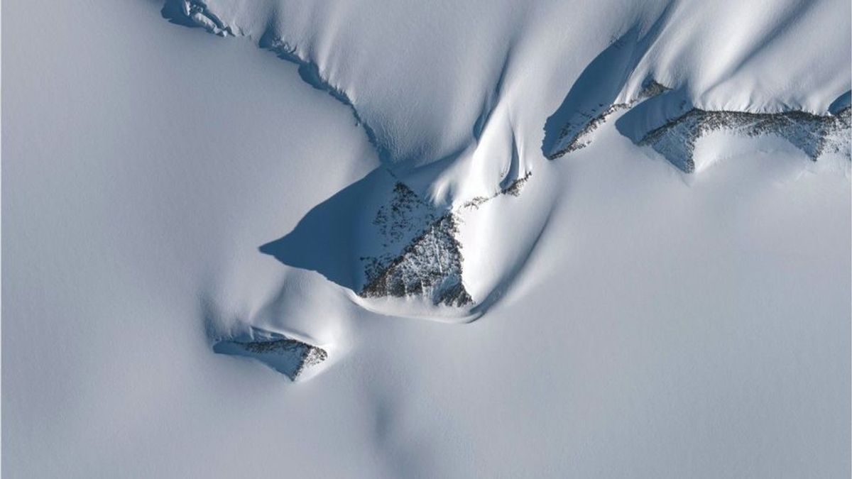 Mysteriöse Strukturen: Schneepyramiden in der Antarktis entdeckt