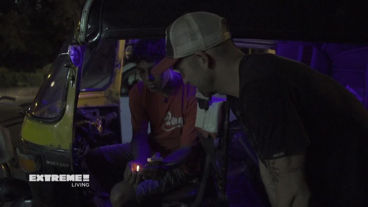 Der schlimmste Straßenverkehr der Welt. Niels im Tuk Tuk in Mumbai