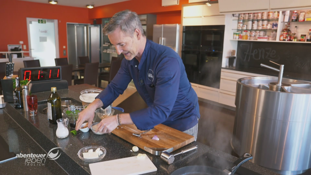 5-Minuten-Kulinarik: Christian Henze zaubert Lammrücken mit Parmesan-Spinat