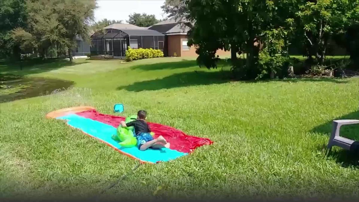Mutter filmt ihren Sohn – und entdeckt Alligator im Hintergrund