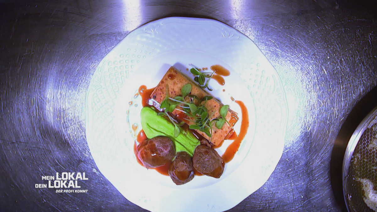 "Schweinebacke mit geräuchertem Erbspüree und Kartoffelbaumkuchen"