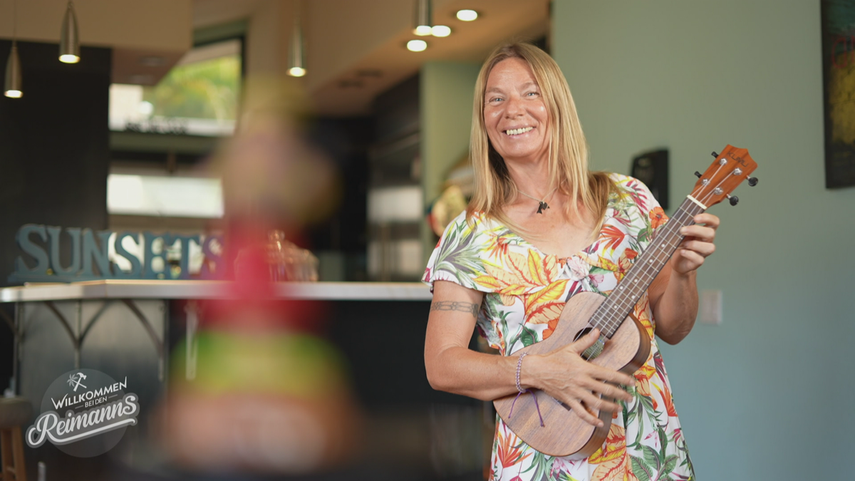 Elvis und Ukulele am Strand von Oahu