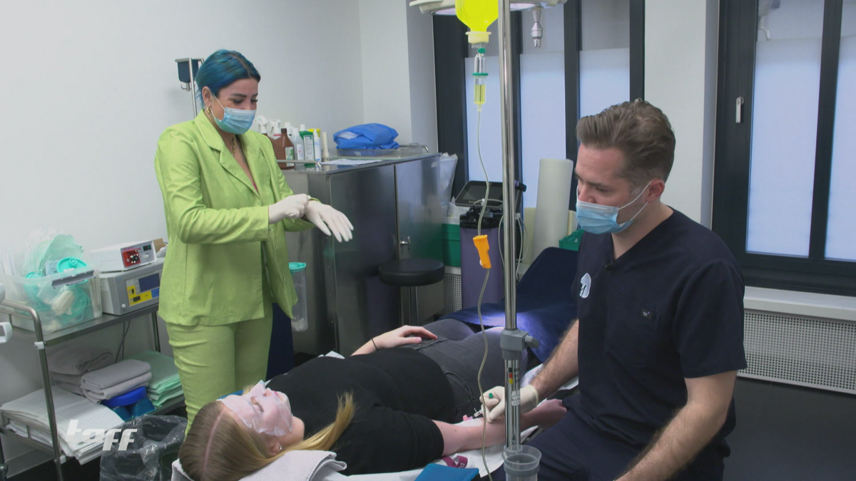 Kate Merlan trifft: Als Assistentin beim Beauty-Doc