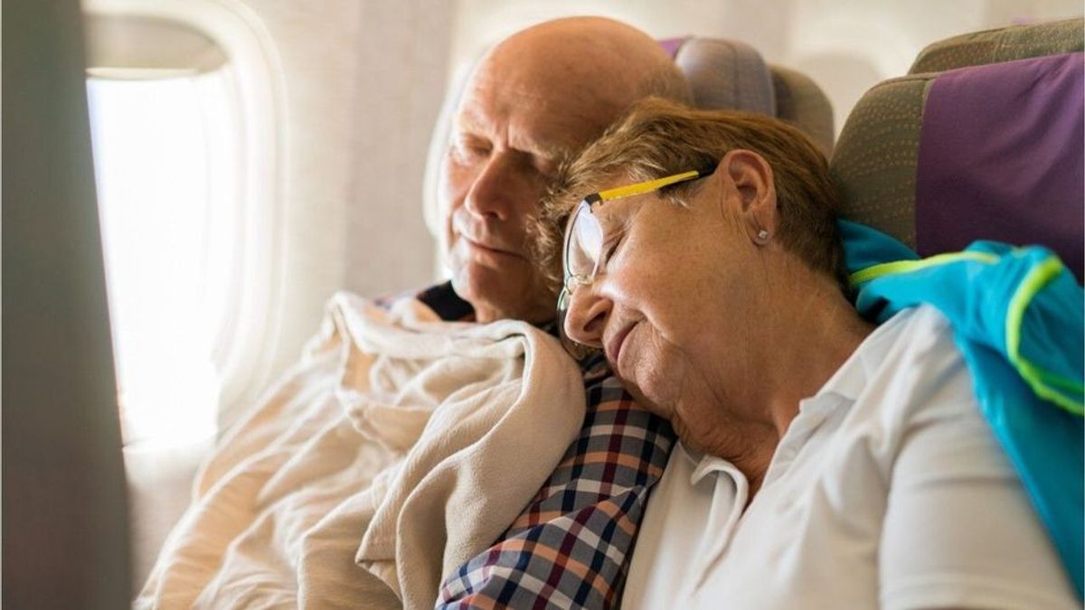 Ärzte warnen: Wann ein Nickerchen im Flugzeug gefährlich ist