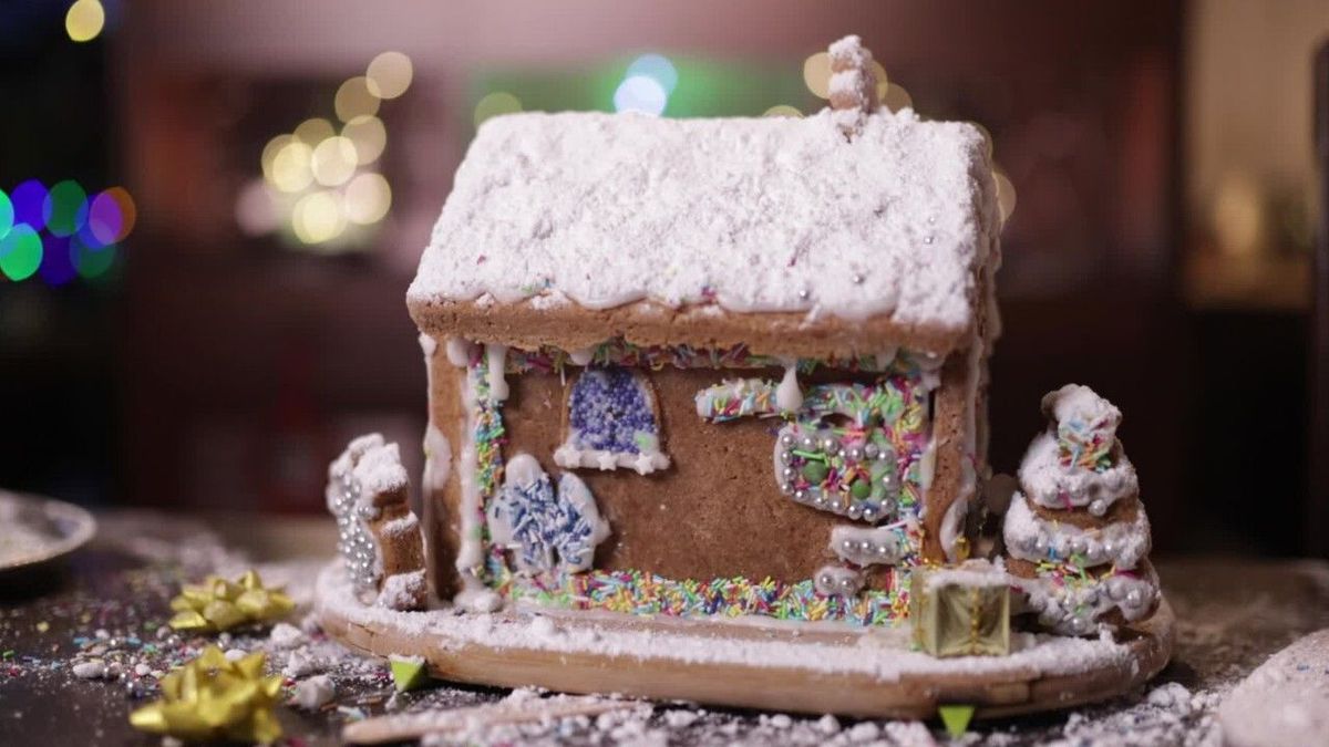 Viral: Frau verwandelt ihr Anwesen in ein Lebkuchenhaus