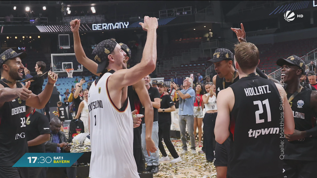 Deutsche Basketballer feiern EM-Titel: Ankunft mit Pokal in Frankfurt