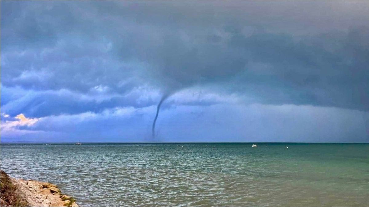 Beängstigend: Video zeigt riesige Wasserhose am Gardasee